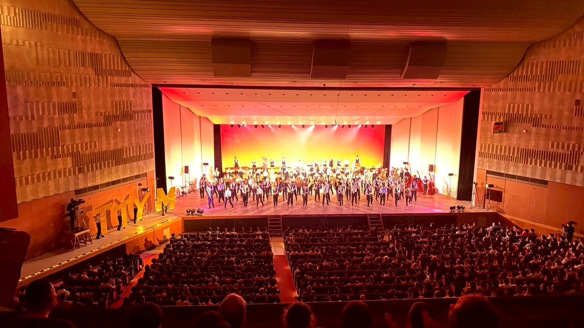 ttym_ensemble's tweet photo. 5月3日、第38回定期演奏会が無事終演いたしました🎉
今年も、立見席が出るほど満席の会場で演奏させていただくことができてほんとうに幸せな気持ちでいっぱいです😭
開演直前までどうやってお客様に感動をお届けするか、悩んだりぶつかったりしましたが、本番では部員全員が一丸となることができました https://t.co/pWwGC3ieMy