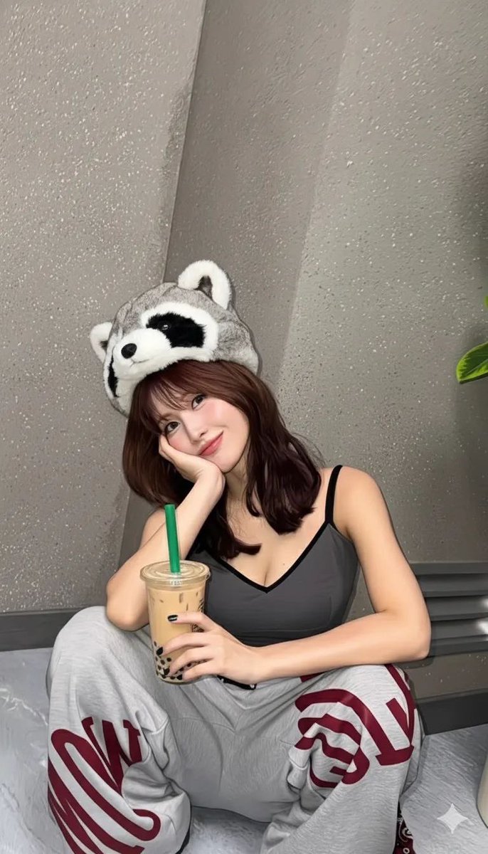 jaysmith__'s tweet photo. twiceのモモちゃん、最近チン媚びしてるって言われてるみたいで“男ウケ狙いのエロ”扱いされがちだけど、あれは努力と自己管理の完成形だと思う。体がエロすぎるから何着ても色気になるだけ。私が着たらただの布。 https://t.co/CnH1hCl3Sj