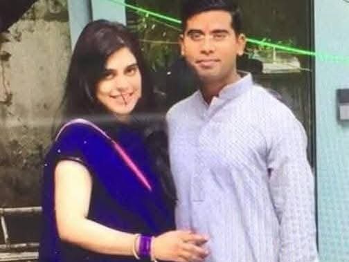 मैं तुमसे बहुत प्यार करता हूं, मुझे माफ करना मां। 
इतना लिखने के बाद एसपी पूर्वी सुरेंद्र दास ( IPS ) ने सल्फास खाकर आत्महत्या कर लिया 

मां के लिए आईपीएस ने खा लिया जहर क्योंकि पत्नी ने ऐसी शर्त रख दी थी .....! 🥹

2012 बैच के आईपीएस ऑफिसर कानपुर के एसपी सिटी थे ..वह मानसिक तनाव