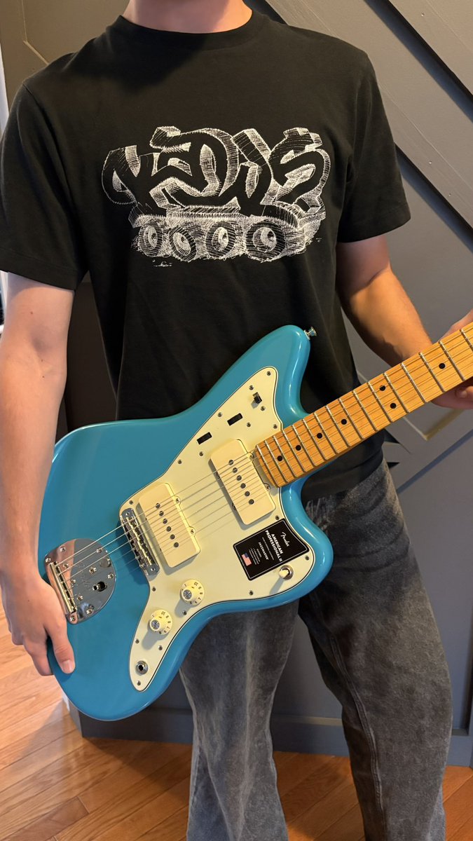 austinkindacool's tweet photo. i got my dream guitar last week 😁 https://t.co/bo0mLgu22I