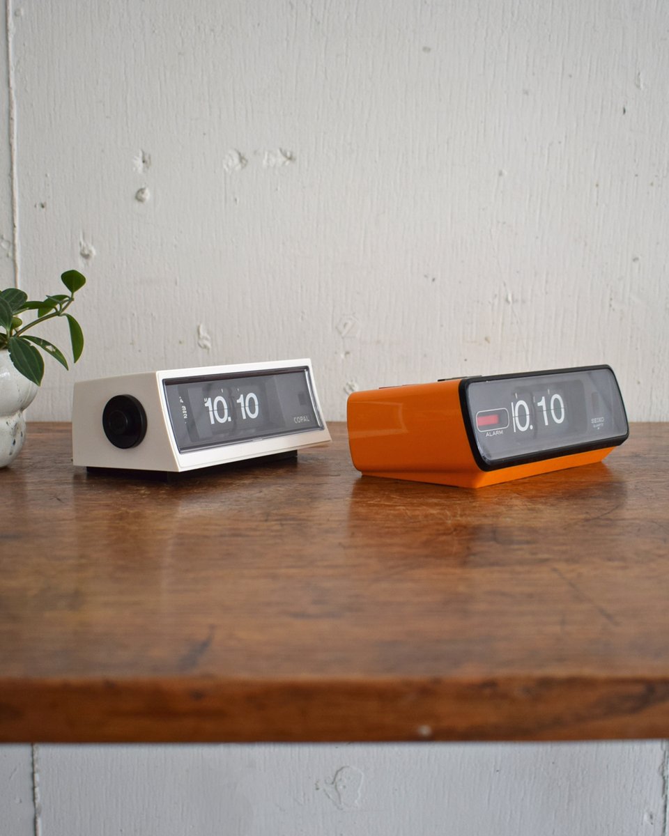 Delight デジタル置き時計　LEDスペースエイジ　ヴィンテージ デジタル時計とも一味違う、時刻が変わる度にパタパタと回転する様子が