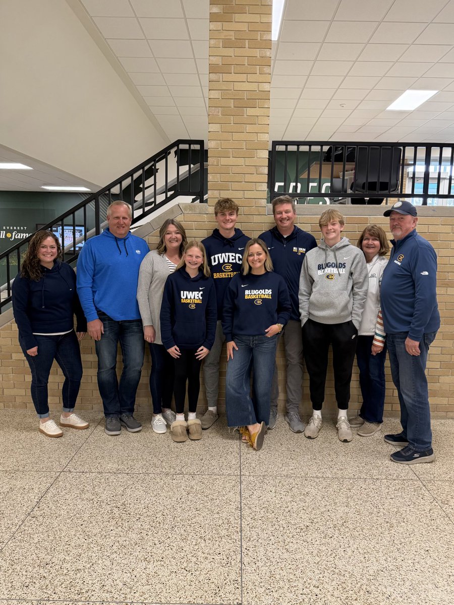 katrinafelch's tweet photo. So much support on signing day. 💙💛 https://t.co/rsLPTBs4KD