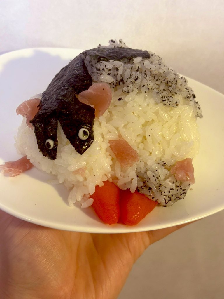 pippy_chang's tweet photo. みなさん休み明けで頑張ってらっしゃるのではみ出しタラコの贅沢おにぎりを支給しますネ… https://t.co/hTFDGQlS8r