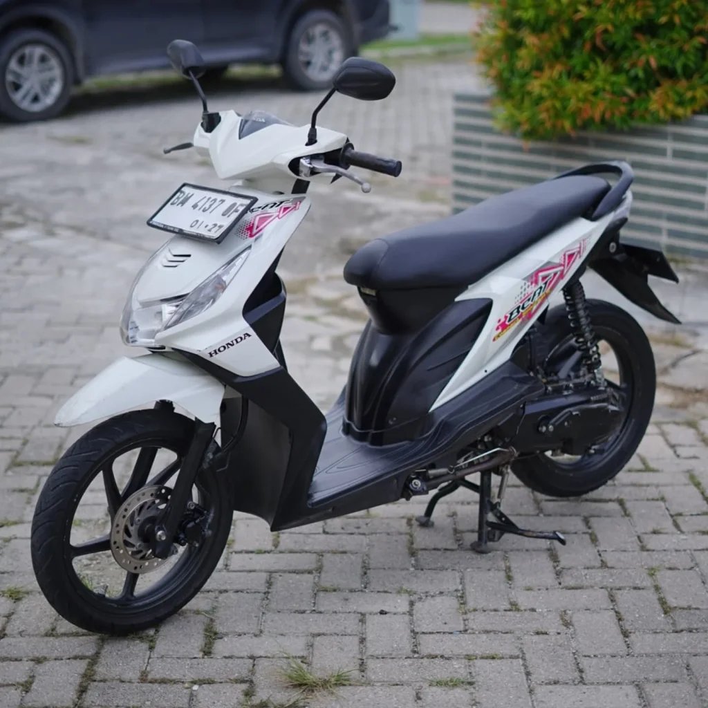 karirfess's tweet photo. handphone lama mu itu masih bisa bales WA.
laptop jadul intel mu itu, masih bisa nyelesain kerjaan.
motor beat mu itu, masih bisa nganter kamu dari rumah ke tempat kerja.
pakaian lama mu itu, masih dianggap rapi sama client yg  baru kamu temui.

secukupnya aja ya😊 https://t.co/PL9hkNAlbS