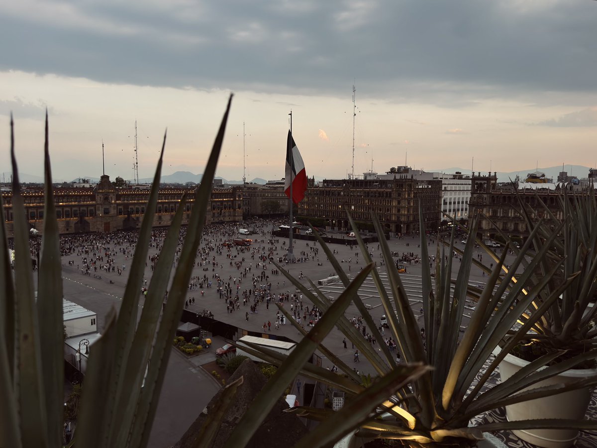 SerchTour's tweet photo. Hola #CDMX y casualmente nos topamos con BTS en el zócalo https://t.co/ycLVD7Qt3v