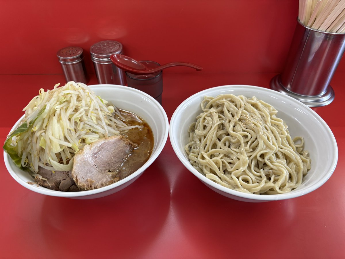 good_luck1111's tweet photo. 柏 二郎
大(小) NsY つけ麺ごま味

5月で夏日の今日はここで🍜

気温が高い日はつけ麺でサッパリ！
6名体制のオペレーションは圧巻！
店主のスムーズなアテンドで快適！
大量のヤサイは食べ応え十分！
麺も小とは思えない程の量で大満足！
全体的なボリュームでは他店を圧倒では？
ご馳走様でした😋 https://t.co/X8VtnTD8Jd