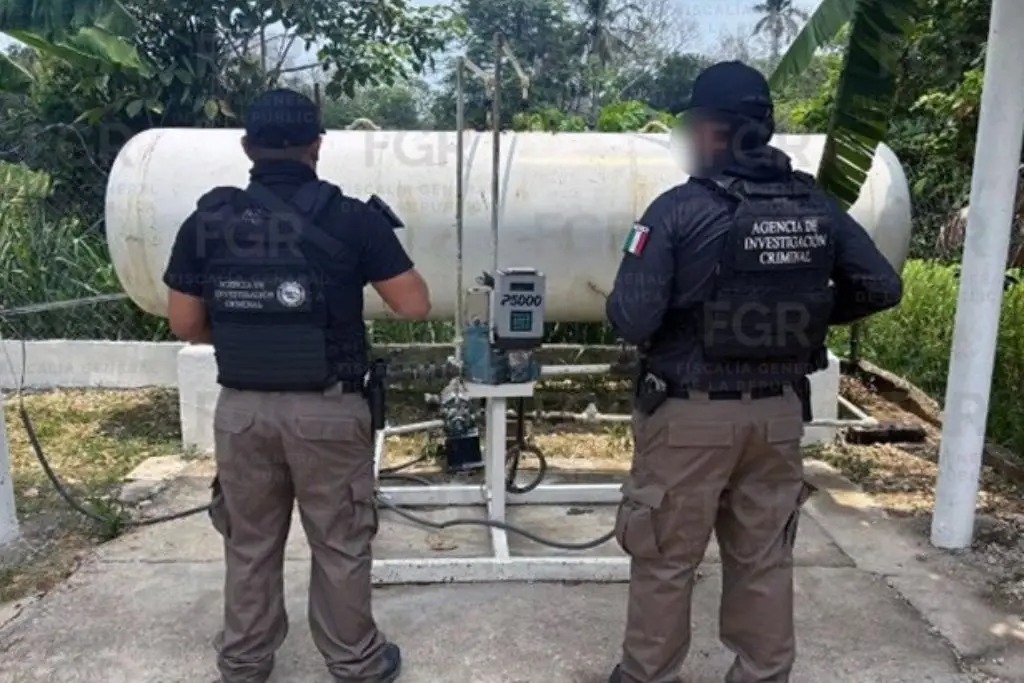 Autoridades federales aseguraron más de 490 litros de hidrocarburo y detuvieron a dos personas durante cateo en Nacajuca. Participaron fuerzas estatales y federales. <a href="/FGRMexico/">FGR México</a> #Tabasco #Pemex continúan investigaciones por delitos federales relacionados con combustible