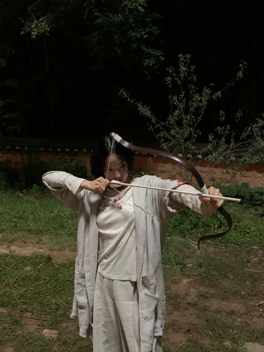 jilo1116's tweet photo. 햇살방울

악귀 퇴마하려다가 방울이한테 빙의되면 어떡함..
햇살이 오지 못하는 대문 너머에 서서는 방울의 모습으로 아직 채 아물지않은 상처 피가 새어나올 때까지 짓누르면서 기괴하게 웃으며 협박하는 악귀

햇살이 애써 화살겨눴더니 방울인척 살려달라 울어서 햇살 멘탈 무너질듯 https://t.co/usULXTppxp