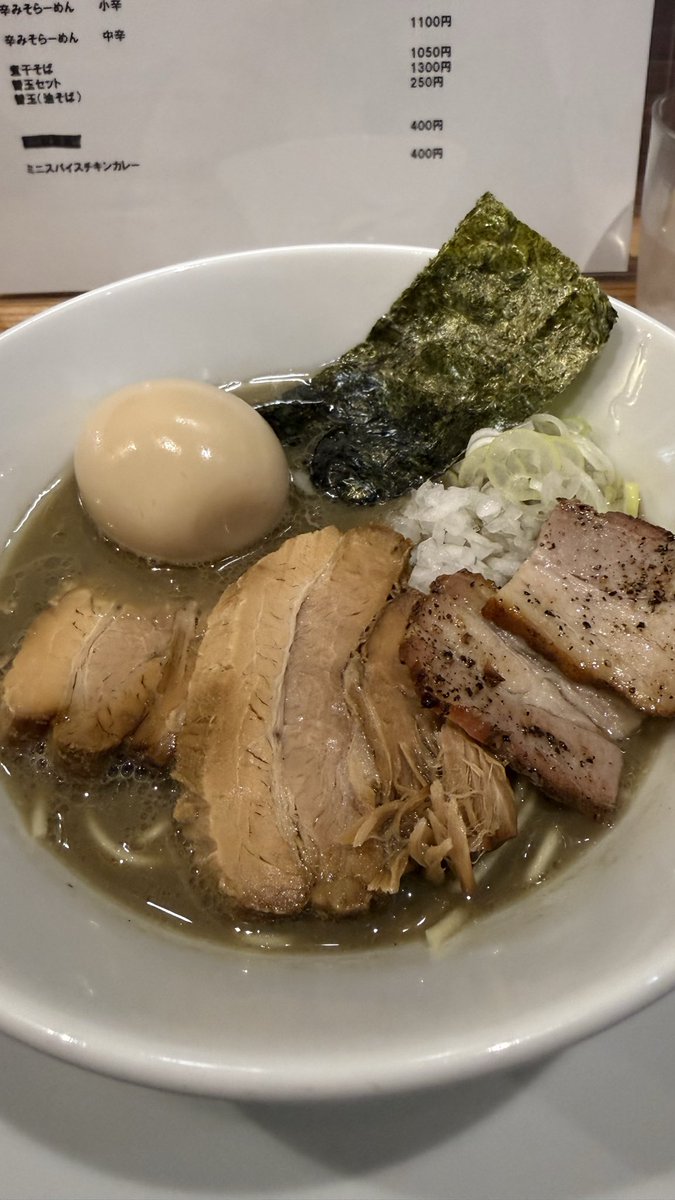 denousya's tweet photo. 春日部　金狼

煮干そば

めちゃくちゃ二日酔いに沁みる贅沢スープ‼️
超絶美味しかった😀
替玉セットじゃなくて単品で2杯頼めば良かったと少し後悔w
担々麺の香りも食欲そそって美味しそうだったなぁ。
ご馳走様でした😋 https://t.co/NtlKM8nsBa