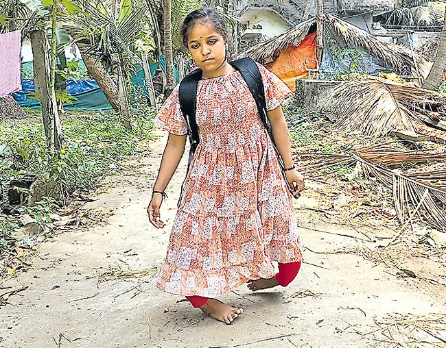 ఆదరిస్తే IIT లో చదువుతా, పదిలో*567 మెరిసిన దివ్యాంగ బాలిక 

తండ్రీ సోదరీ దివ్యాంగులే , పరీక్షల ముందు తల్లికి అనారోగ్యం 

వైకల్యంపై గెలుపు.. పేదరికంపై పోరాటం! 🌟**
పదవ తరగతి ఫలితాల్లో తన అద్భుత ప్రతిభతో అందరినీ కదిలించిన నంద్యాల జిల్లాకు చెందిన కృష్ణవేణి స్ఫూర్తిదాయక ప్రయాణం ఇది.