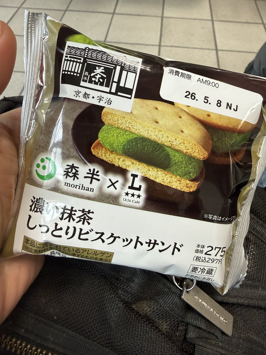 tmkj1's tweet photo. ローソンの森半コラボのビスケットサンド、中心の濃いクリーム無いような？ https://t.co/i31cyuWlf3