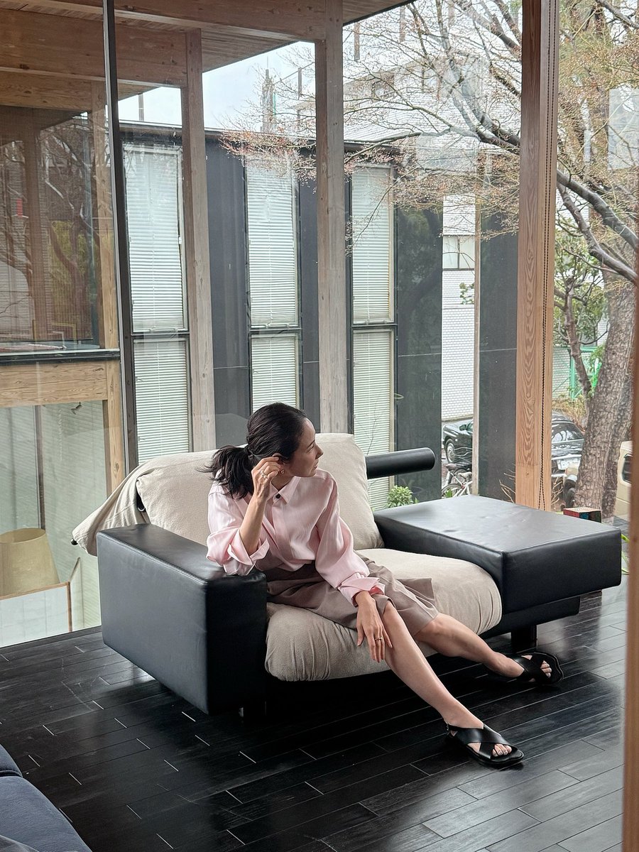 yoshidayoh's tweet photo. 皆さまこんにちは！吉田羊'sスタッフです

本日発売の雑誌「 #大人のおしゃれ手帖  」6月号の表紙を羊が担当させて頂きました🐏
大人感漂うリラクシーカジュアルを身に纏う羊の姿にキュン🥰

10日〜始まる舞台「 #リチャード三世 」についても語っています！

是非チェックしてみて下さい☺︎

#吉田羊 https://t.co/Nwbteq49A8