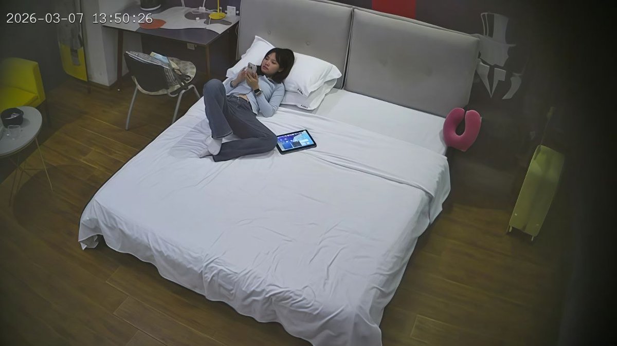 牛仔裤小学妹颜值高清纯动人，学长在旁边电脑打了把游戏后，看着躺床上的学妹就动手动脚，脱掉裤子学妹的白白的屁股一看就得紧，学长后入插不进去，又换成前入抱紧学妹大屌猛怼，非常真实的学生情侣啪啪 https://t.co/ePP3WTMPhs