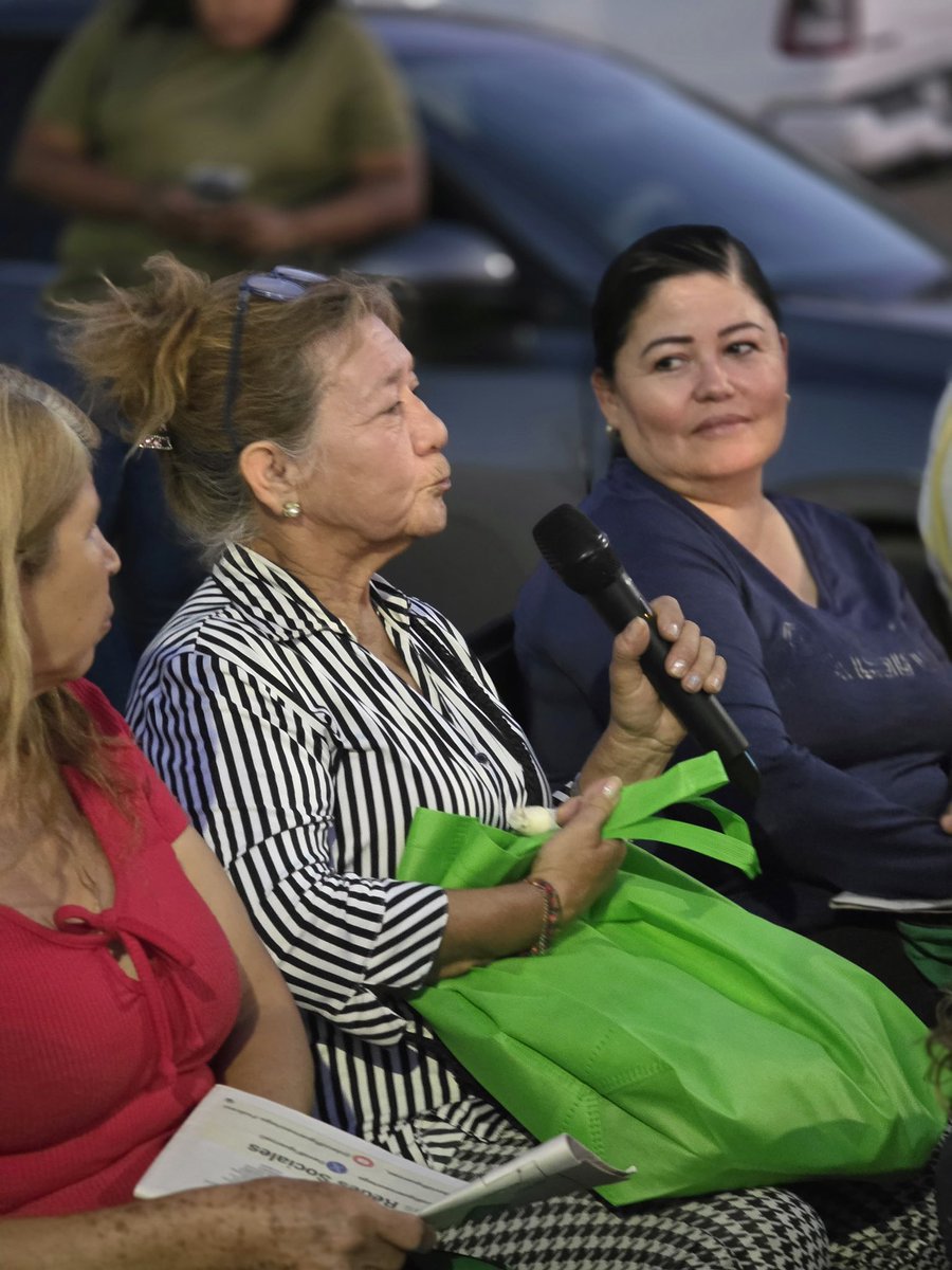 DavidFigueroaO's tweet photo. Hoy tocó visitar la Col. Los Arroyos en la jornada #47 de #DiputadoEnTuColonia. Seguimos recorriendo las colonias, escuchando, informando y sirviendo a las y los vecinos. El Congreso se honra en la tribuna, pero se legitima en la calle. https://t.co/EX2ppKqlko