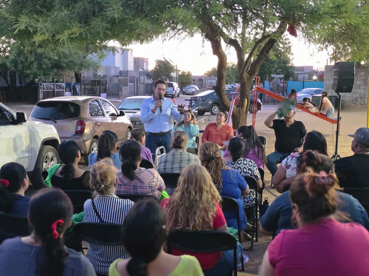 DavidFigueroaO's tweet photo. Hoy tocó visitar la Col. Los Arroyos en la jornada #47 de #DiputadoEnTuColonia. Seguimos recorriendo las colonias, escuchando, informando y sirviendo a las y los vecinos. El Congreso se honra en la tribuna, pero se legitima en la calle. https://t.co/EX2ppKqlko
