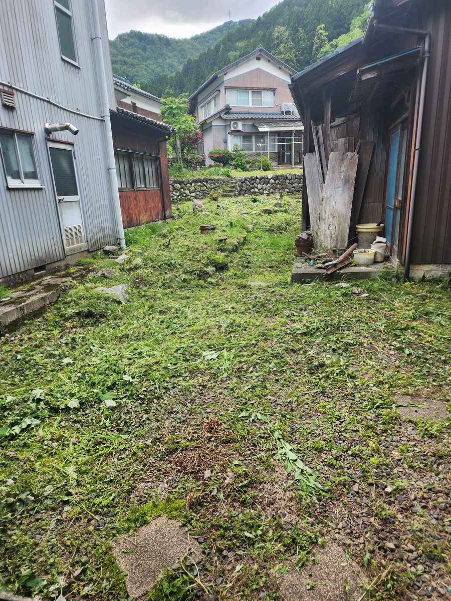 YOSHI227META's tweet photo. まだ伸びきってはないけど庭の草刈りしたよ。
途中草刈り機で地面から覗いてた塩ビの水道パイプを傷付けてしまい小さい穴から水が噴射😱
焦ったけど塩ビのキャップと接着剤買ってきてうまく修理出来たから良かった😅 https://t.co/gMZPjbDtHP