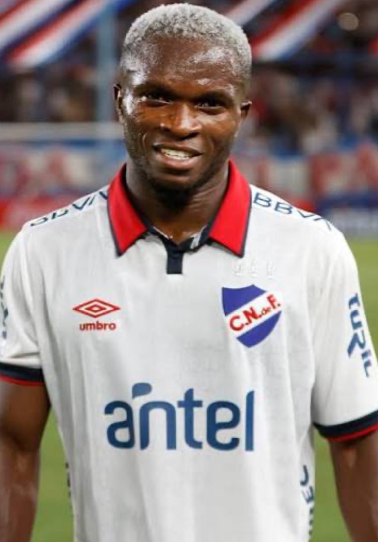 FraanFern4ndez's tweet photo. echaron a la persona que les salvo el año por la puerta de atras, y dejaronal muerto de carneiro que jugo 2 meses bien en toda su carrera, a mauricio vera el jugador mas intrascendente que vi en mi vida y a 150mil colombianos de mierda que no dan dos pases seguidos https://t.co/u3Ic49oJRY