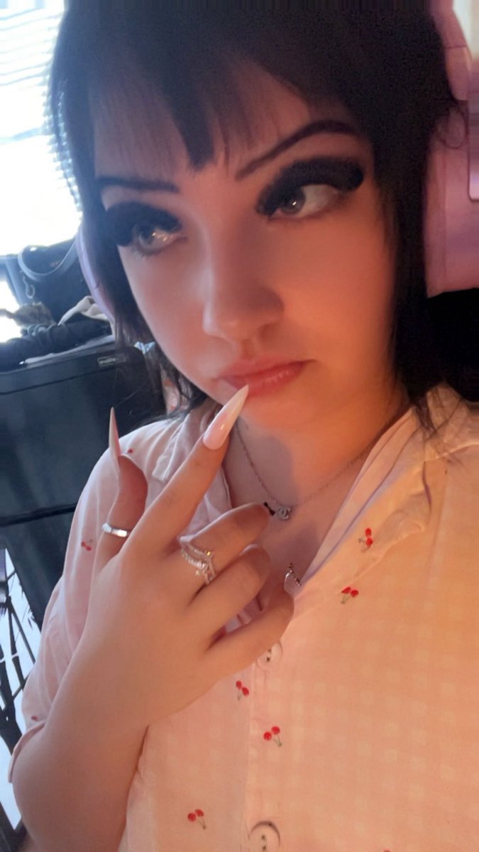 Katttsavagebabe's tweet photo. Just got lashes done now needa shopping spree PayPal katsavage420 #findom #paypig #findompaypig https://t.co/vHVg8LmIqt