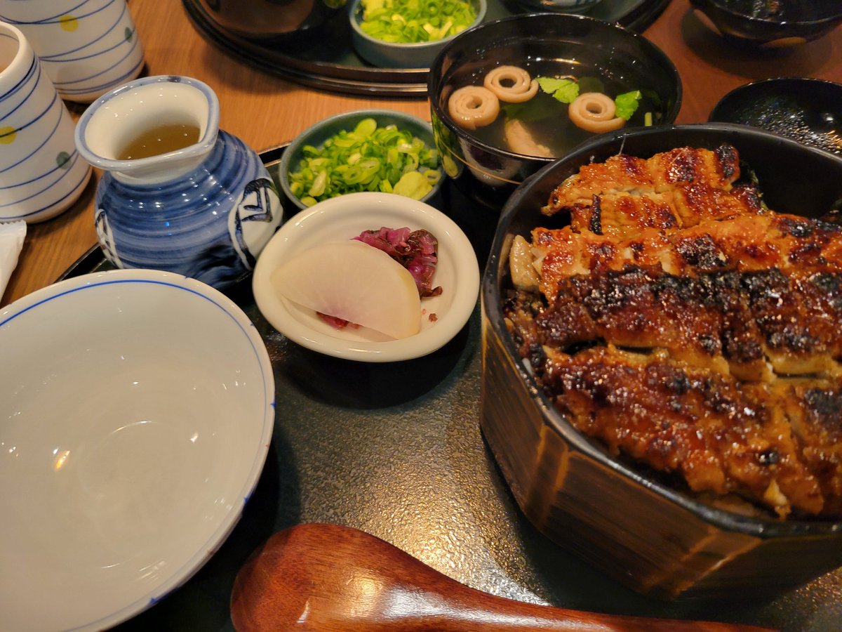 Last1022006's tweet photo. 名古屋駅の地下にある店でひつまぶし食ったうまかったー https://t.co/KXV4FennFY