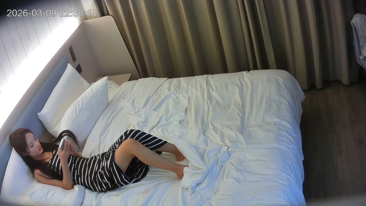 超高颜值的美女小姐姐开房二天接客全记录，长得这么漂亮的小姐姐身材又好，嫖客们络绎不绝，小姐姐技术也是一流，口交毒龙样样精通，把嫖客们整得是欲仙欲仙爽翻天，全程5个多钟 https://t.co/m22X13UbSj