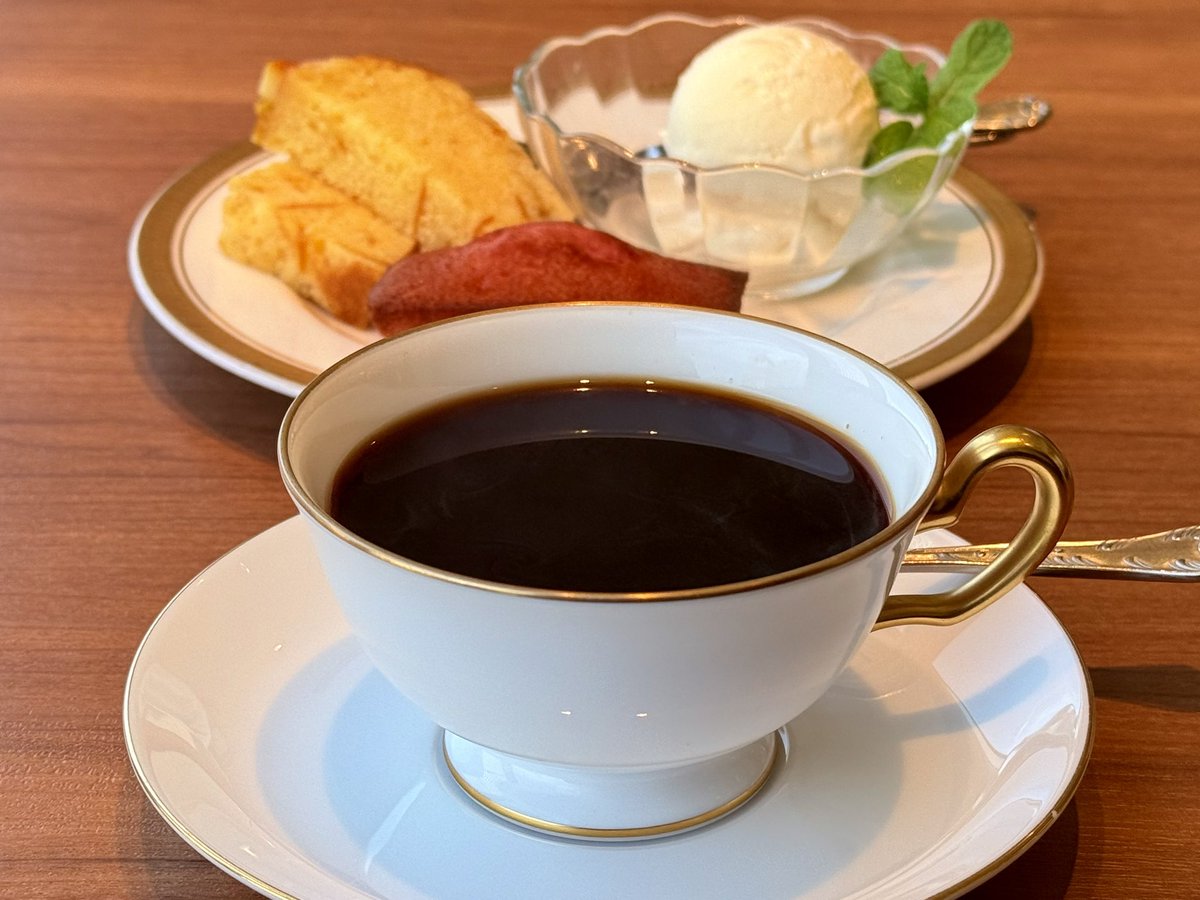 昼休憩、焼菓子とアイスとコーヒー

丸服珈琲店のカップ類は大倉陶園なので、見た目や使い心地が知りたい人は行ってみるのをオススメします