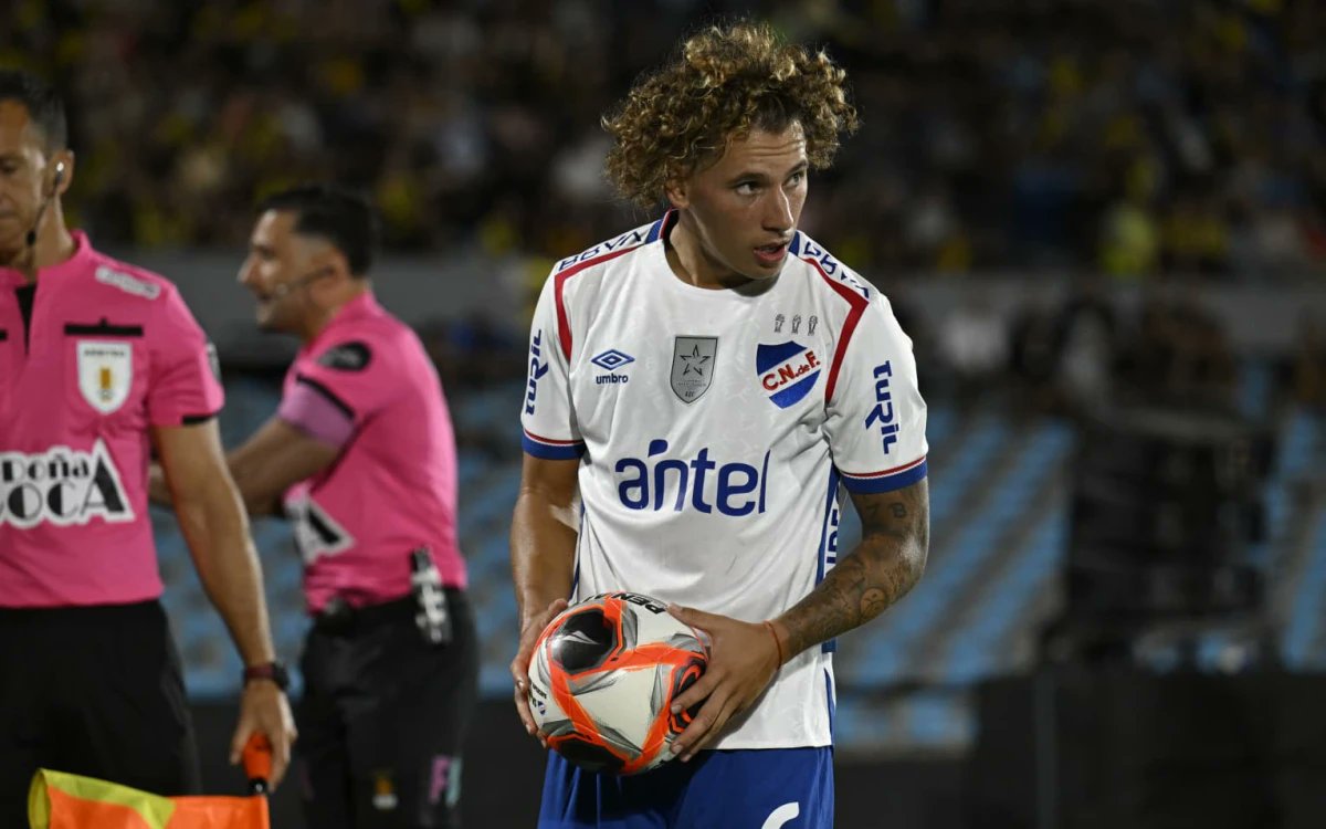 1M USD invertido en la ficha.

Uno de los salarios más altos del plantel, tiene más centros tirados al primer palo sin levantar la pelota que pelotas recuperadas.

El único argumento es "juega siempre y corre", juega siempre mal y corre mal, otro atleta que no justifica.