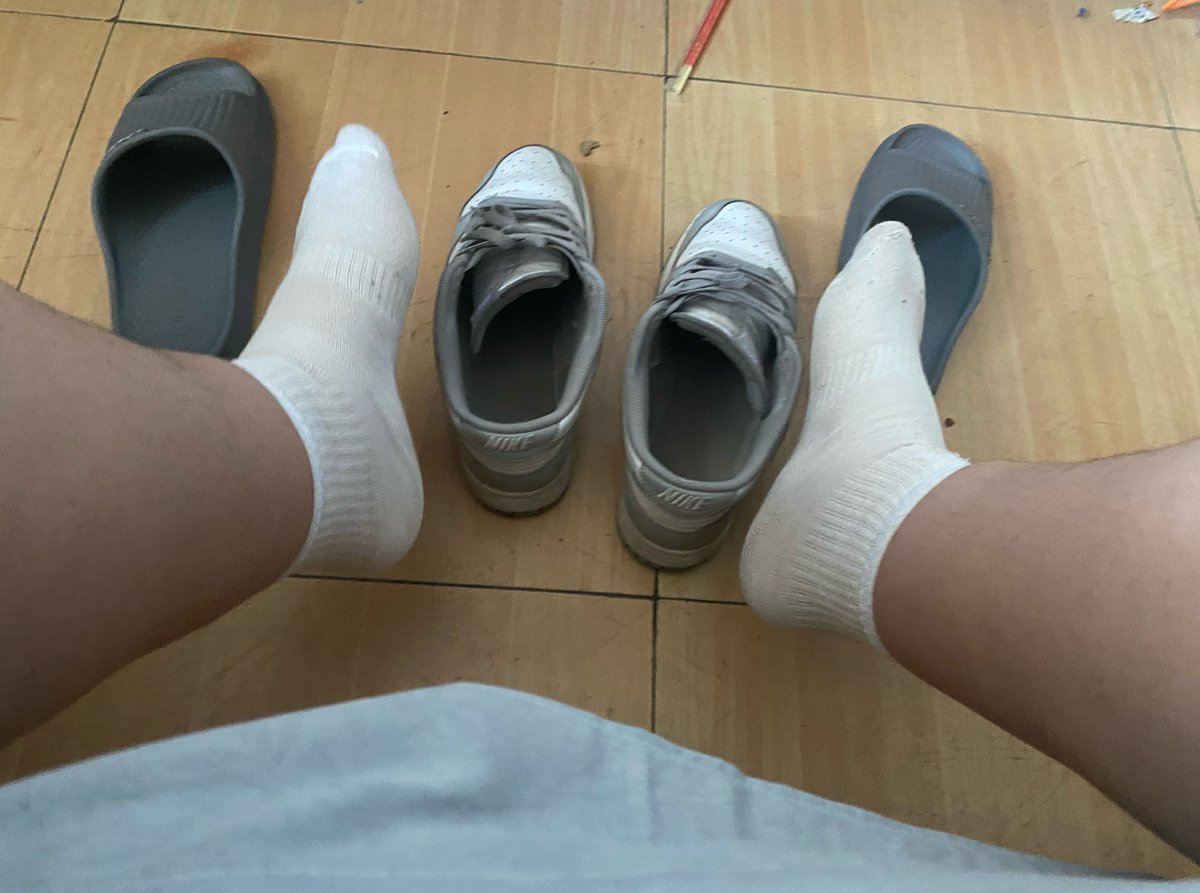 Today334963's tweet photo. 【47码大肉脚】新鲜出炉，我怎么感觉脚又大了，下次买鞋要48或49了🤪🤪🤪 #47码 #粗腿大脚 #熊主 #熊S #肉脚 #熊掌 #雄臭 #粗口 #侮辱 #无脑狗 #踩踏 #提裆 #跪舔 #脚奴 #虐狗 #压榨 #无脑上供 #无脑恶堕 #洗脑开发 https://t.co/I7I1ECbtzt