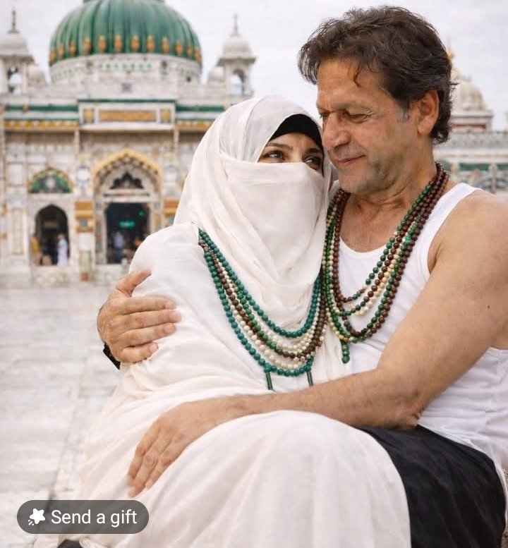 alisafir's tweet photo. @haidubaba شاہ جی، رافیل کے گرانے سے بڑا کام #توشاخاناڈاکوبدکارزانی @ImranKhanPTI کو گدی سے پکڑ کر آوارہ پاگل 🐕 کیطرح اڈیالہ میں بند کرنا ہے، بہت سنا پڑھا پیر نے مریدنی سے شادی کی پیرنی سے عدت میں شادی کرکے مستقل ذرا کرنے والا مرید عمران 
 خائن
@FawadFiaz https://t.co/gSKKvtMF5A