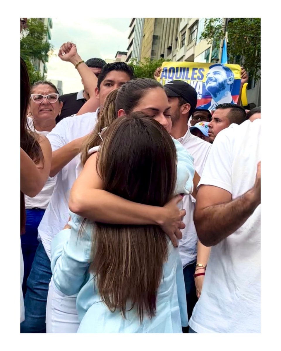 Me niego a vivir en un país donde normalicemos que un tirano destruya la vida de una familia entera para silenciar a su adversario político.

El único “delito” de Fiorella ha sido defender a su esposo, reclamar la libertad del padre de sus hijos. Tres pequeños que todos los días