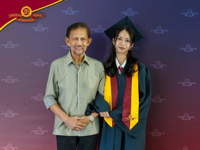insidefolkative's tweet photo. Penampilan sederhana Sultan Brunei saat menghadiri foto wisuda anak ke-12. Sultan Brunei, Hassanal Bolkiah, adalah salah satu raja terkaya di dunia dengan estimasi kekayaan bersih mencapai lebih dari USD20-30 miliar atau sekitar Rp435-450 triliun lebih. https://t.co/lw1LqCLsHC