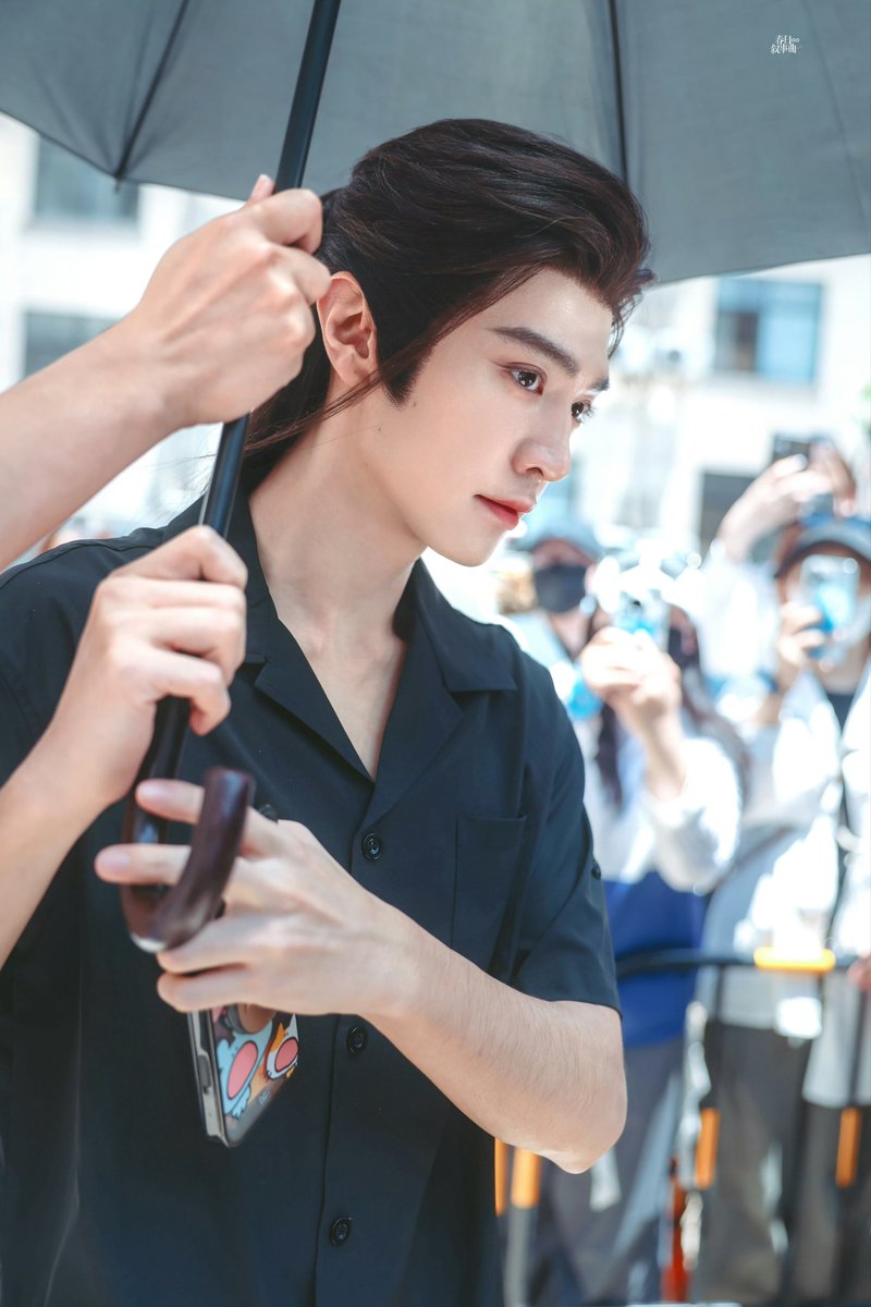 FloatingLife26's tweet photo. 070526 [Shooting Day - 5]

Stills of Chen Zheyuan leaving the Makeup Studio after finishing makeup and hairstyling for shooting set.

#ChenZheyuan #陈哲远 #AoChi #TalesoftheFloatingWorld #FloatingWorld #浮生 https://t.co/dtm7kffUfw