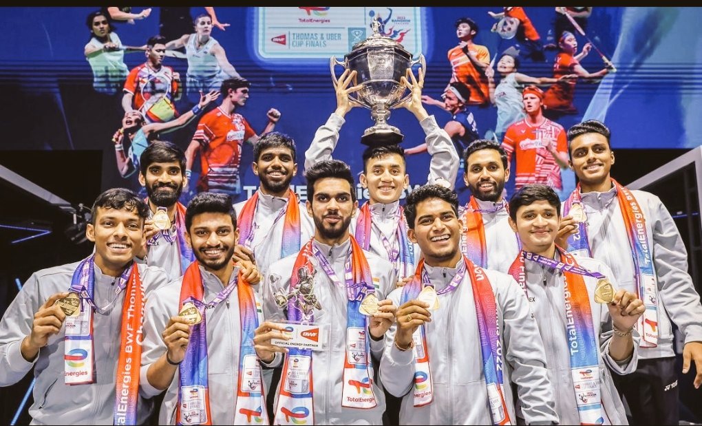 shivanigokhale's tweet photo. 'We are not a sporting nation as yet ' - Chirag Shetty 

भारताचा दुहेरीतील अव्वल बॅडमिंटन पटू चिराग शेट्टी. 
#thomascup हा बॅडमिंटन मधील वर्ल्ड कपच.
2022 साली या थॉमस कप स्पर्धेत भारतीय बॅडमिंटन संघाने सुवर्णपदक मिळवले आणि आता याच स्पर्धेत ब्रॉंझ पदक जिंकले आहे.

मात्र या खेळाडूला या गोष्टीचे मोठे दुःख आहे की, 2022 सालीही म्हणावी तशी दखल घेतली गेली नव्हती व यंदाच्या स्पर्धेतही खेळाडूंची दखल सरकारने घेतलेली नाही.

"थॉमस कप चार वर्षांपूर्वी उंचावला त्यावेळी त्या यशाचे पुरेसे कौतुक झाले नाही. क्रिकेटला मिळणाऱ्या जास्त प्रेमाच्या मी विरोधात नाही मात्र वर्ल्ड कपच्या दर्जाची स्पर्धा आम्ही जिंकलो त्यावेळी बॅडमिंटनपटू म्हणून आमचे व्हायला हवे होते तसे कौतुक झाले नाही. आम्ही बॅडमिंटनपटू जागतिक क्रमवारीत अव्वल तीस मध्ये झेप घेतो तेव्हा कुठे आमच्या अर्थार्जनाला सुरुवात होते, अन्यथा तुम्ही राष्ट्रीय विजेते झाला किंवा भारतात अव्वल आला तरी त्याचा आर्थिक फायदा शून्य असतो.", असे चिराग म्हणतो.

@mansukhmandviya
@bharanemamaNCP
@Dev_Fadnavis 

#sports 
#badmintonasiachampionships2026