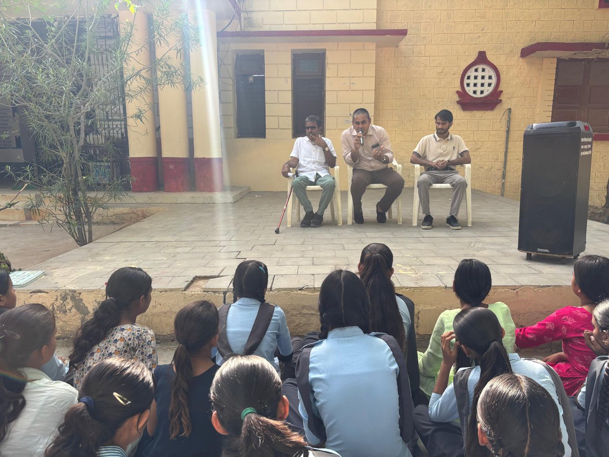 IecJalore's tweet photo. सर्वाइकल कैंसर से बचाव के लिए एचपीवी वैक्सीनेशन अभियान के दौरान राउमावि बागरा में लक्षित आयुवर्ग की बालिकाओं को निःशुल्क वैक्सीन के बारे में जानकारी देते हुए खंड मुख्य चिकित्सा अधिकारी जालौर डॉ. भजनाराम विश्नोई।

#HPVVaccine
#CervicalCancer
#HPVPrevention 
#आपणो_स्वस्थ_राजस्थान https://t.co/lvtsODXOGL