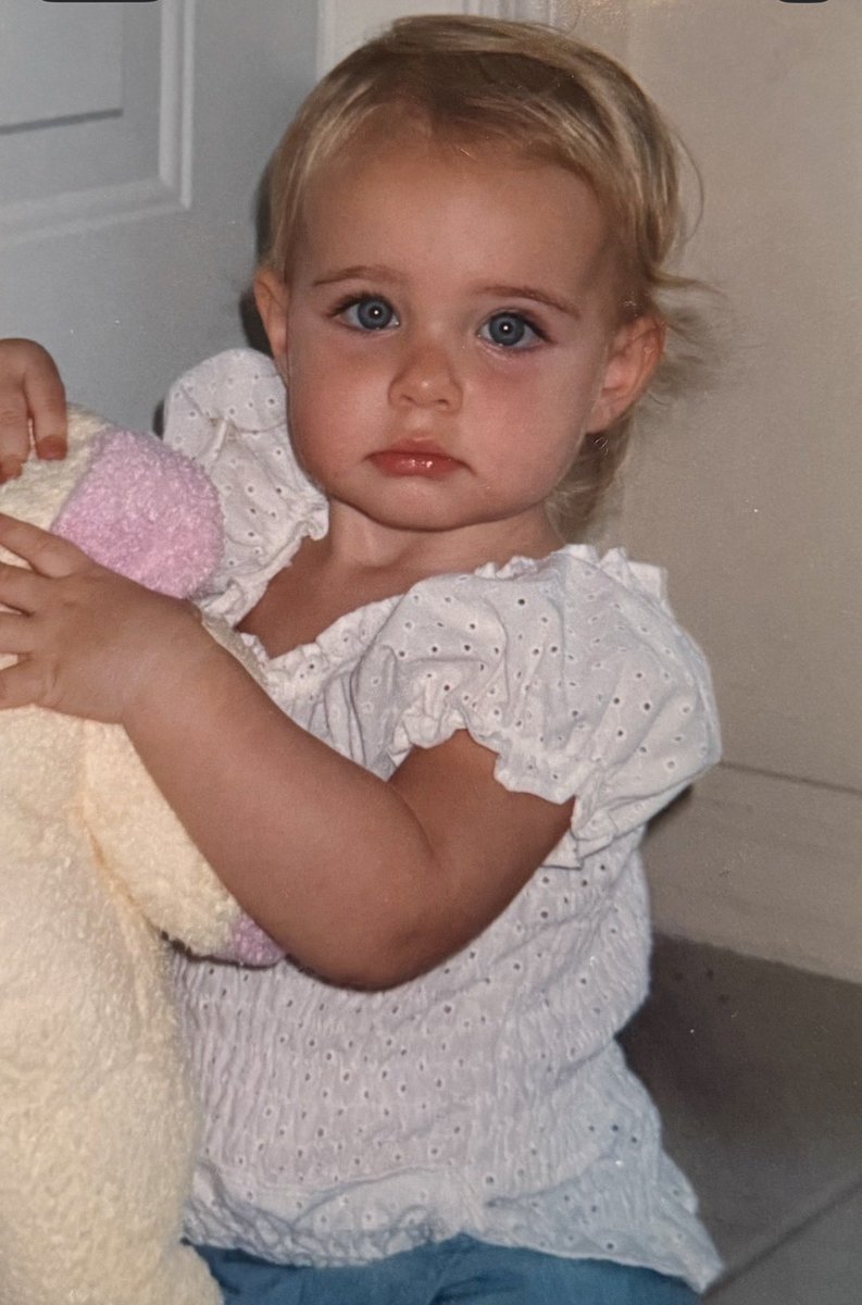 Sharishula's tweet photo. This beautiful baby is 26!!!!!!
Happy Birthday Samantha Shula 🤩🤩🤩🤩🤩🤩🤩🤩🤩 https://t.co/GuHxlvD7lh