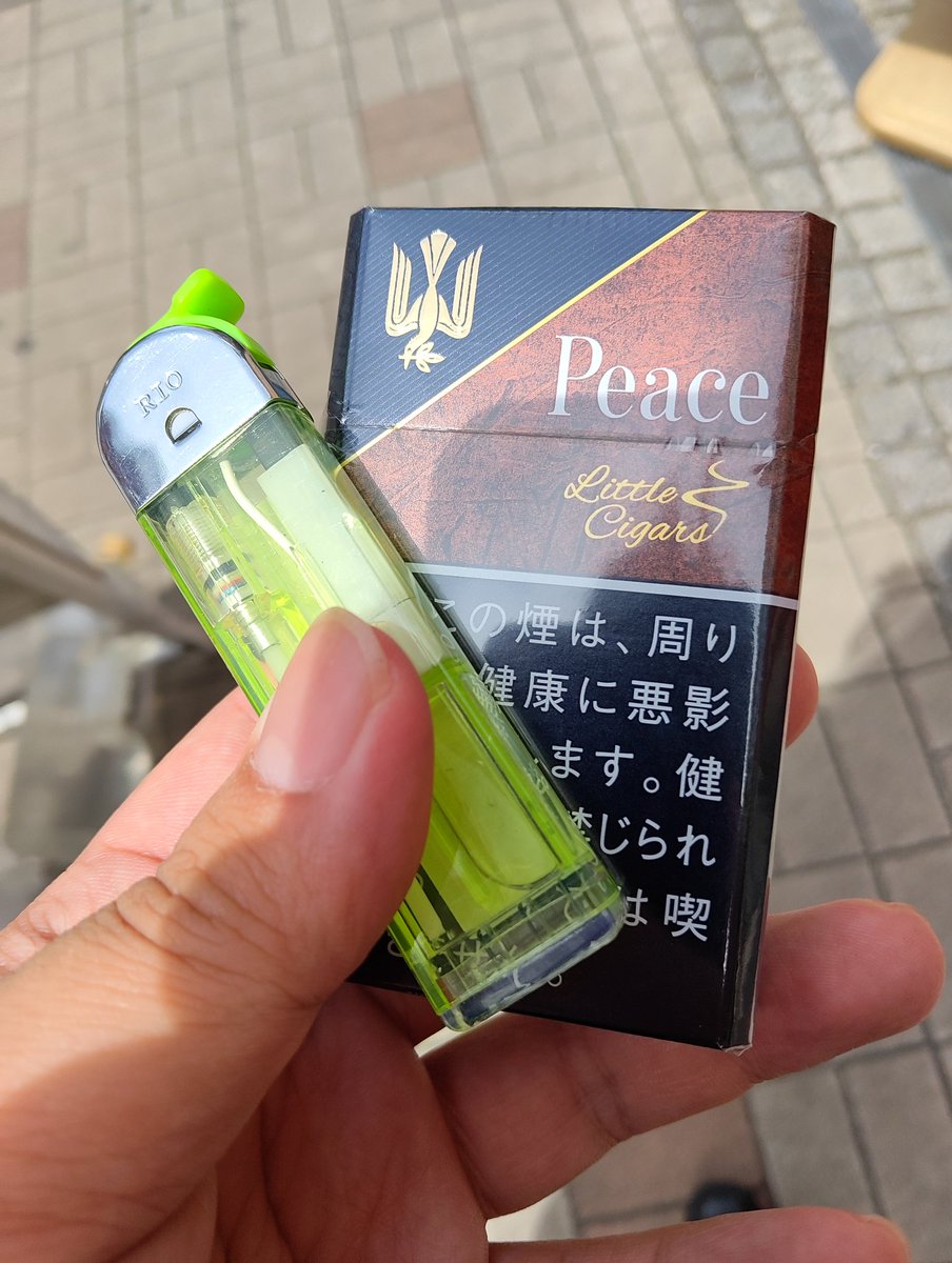 eDward___ooo's tweet photo. 仕事の予定が1時間延期になり、暇つぶしで前から気になってた煙草屋へ。
知らないうちに常時販売になったみたいで、大学時代以来の購入。
スイートレギュラーのなかで、これを超える煙草はないと思ってる。

今日も元気だ、たばこがうまい。 https://t.co/98b5r1tPMk