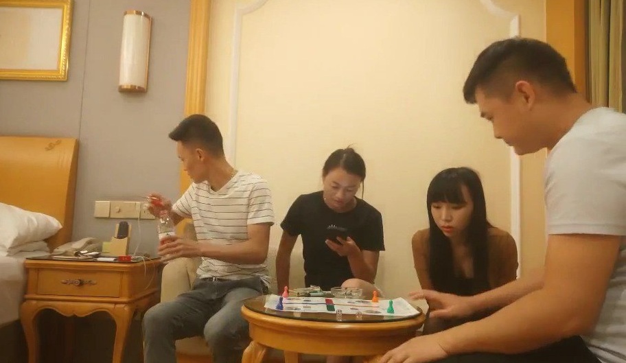 圈子的约会走起，33岁良家夫妻，色情游戏，交杯酒调情，渐入佳境互换。

完整片更在 @wanghongai 简介频道上。 https://t.co/LfFKUngxxm