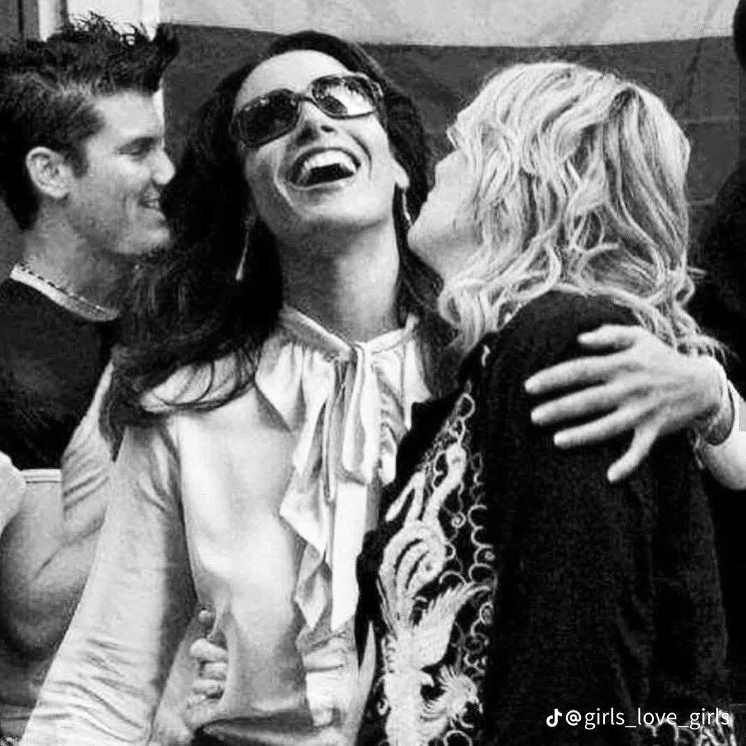 Angie_Pridelezz's tweet photo. Mi serie y lesbianas favoritas de los 90’s
Aún no nace la serie que compita con : 
The L Word 👭🏻✨

#thelword https://t.co/KGKea7wJEZ