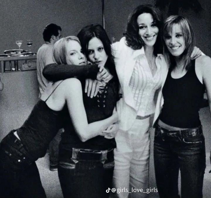 Angie_Pridelezz's tweet photo. Mi serie y lesbianas favoritas de los 90’s
Aún no nace la serie que compita con : 
The L Word 👭🏻✨

#thelword https://t.co/KGKea7wJEZ