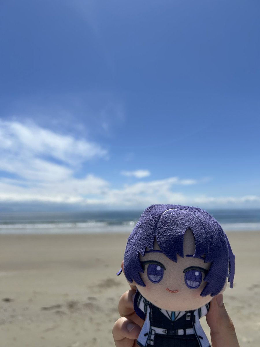 2weiOsu's tweet photo. At the beach in Utsumi. She likes it! 👍🏼 https://t.co/JDfhq5nbJb