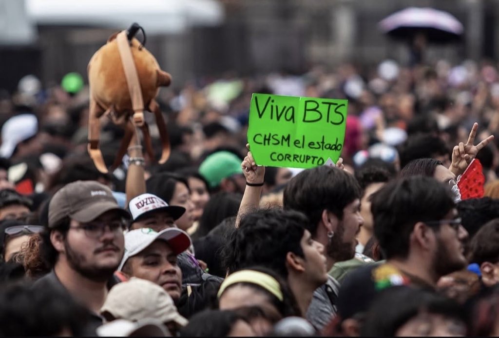 iamileth_x's tweet photo. @fernndezlarona @Claudiashein El ARMY solo fue a ver a sus cantantes favoritos, no a apoyar a una Presidenta ni partido político corrupto!!! 

Foto: Andrea Murcia https://t.co/8GKhmeCH8n