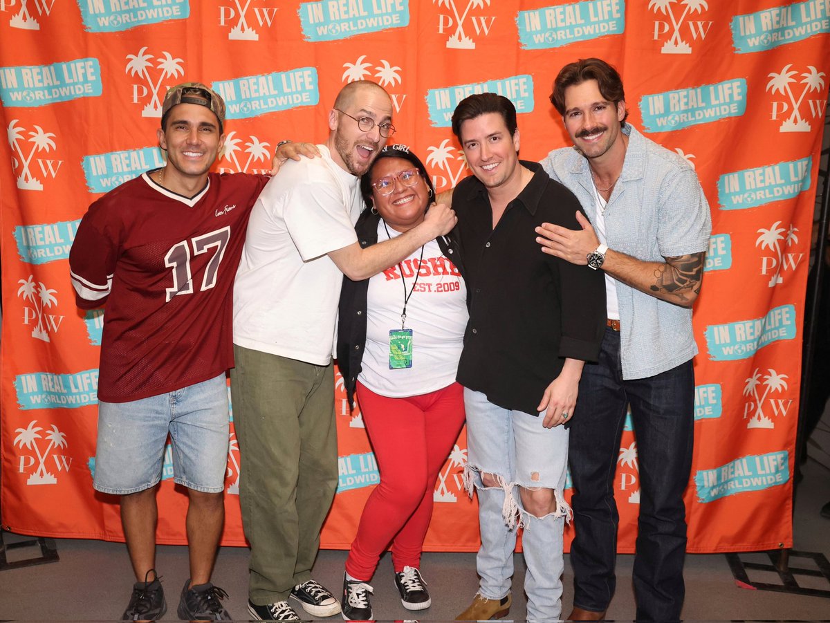 SentiMonstruo34's tweet photo. @bigtimerush The Best day of my life 😭😭😭😭😭
Logan sang me Happy Birthday 😭😭❤️❤️ https://t.co/hb2bXAElBI