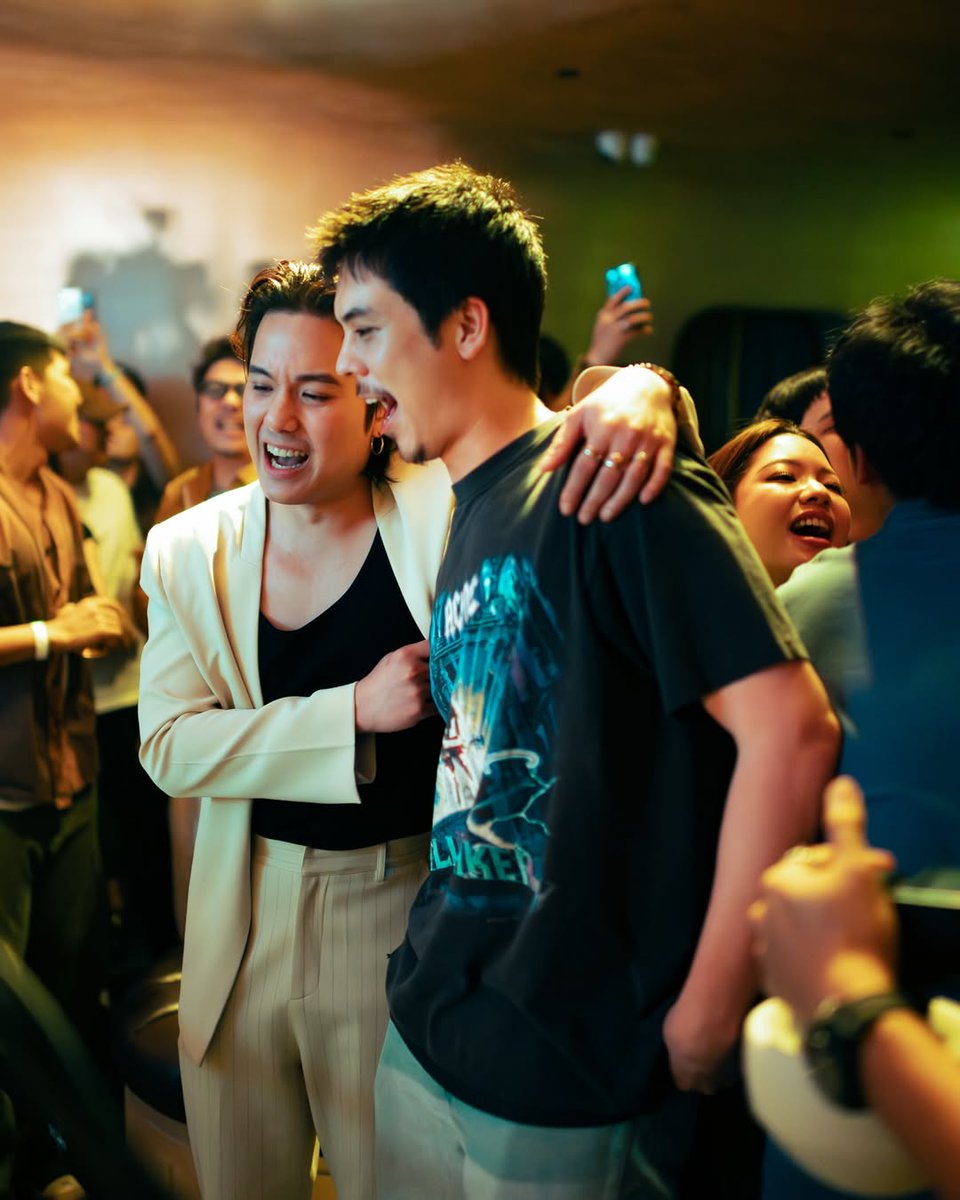 JMJFans's tweet photo. "หลังจากที่ดลละทุกสิ่งมุ่งสู่ทางโลกก็มีโอกาสได้รับว่าจ้างงานจาก วินกับเกมส์ เป็นอีกมิติที่งดงาม 😆 สจ เอ๋ และคุณเซลส์ขายรถหรู ก็มาร่วมด้วย ชื่นใจครับ
สุขสันต์วันเกิดนะครับเจมส์ ครับ 🙏❤️" - #pup_potato
#JamyJamess
#JMJ29thDay
#Peachpachara #manatsanun__p https://t.co/3eelZrUuZn