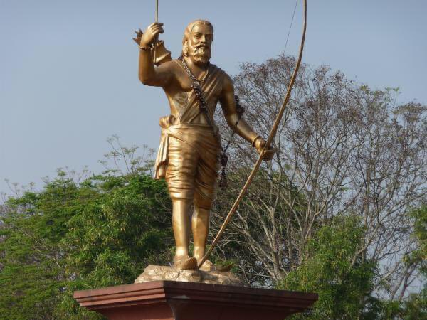 గిరిజనుల హక్కులు, వారి ఆత్మగౌరవం కోసం ప్రాణాలొడ్డి, బ్రిటీష్ పాలకులను ఎదురించిన విప్లవ వీరుడు అల్లూరి సీతారామరాజు గారు. స్వరాజ్య సాధన కోసం ఆ సమరయోధుడు సాగించిన పోరాటాన్ని స్మరించుకుంటూ మన్యం జిల్లాకు ఆయన పేరు పెట్టి గౌరవించుకున్నాం. నేడు అల్లూరి సీతారామరాజు గారి వర్ధంతి సందర్భంగా