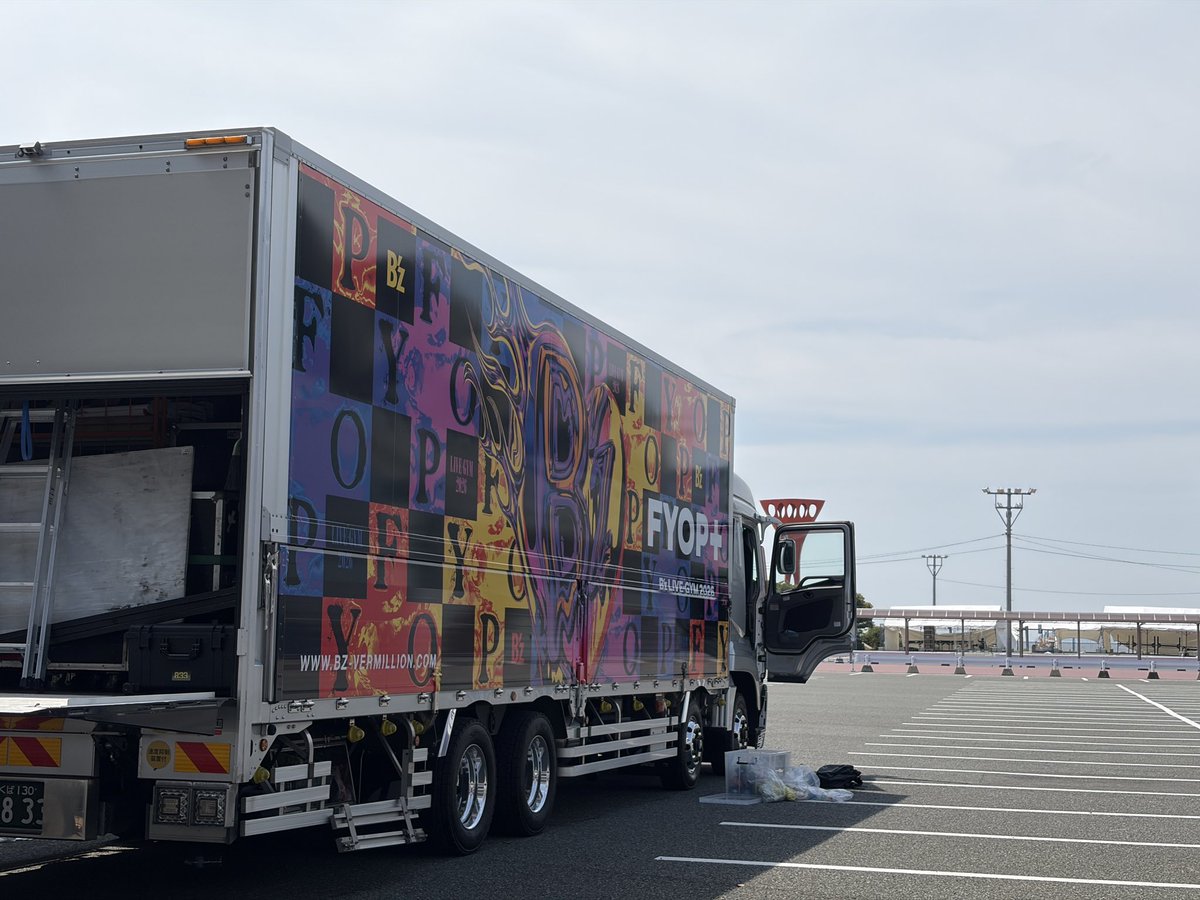 B'zのツアートラック発見🚚🙌 #BzLIVEGYM2026 #Bz #ツアートラック