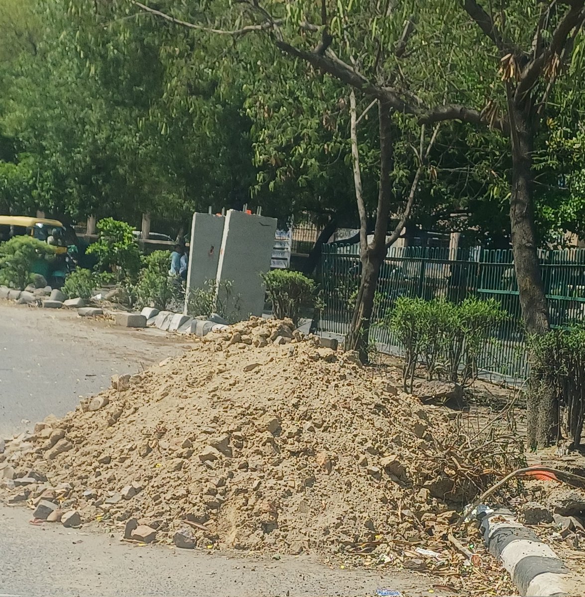 umeshaim's tweet photo. @DCPDwarka @CPCB_OFFICIAL @official_dda @dtptraffic @CMODelhi @LtGovDelhi 80% of dwarka roads sectors 9, 18, 10, 11, 17 are covered with these blocking the traffic multiple accidents. Also increasing dust pollution there are wind gusts. It has been almost a month. https://t.co/Tz5xZ8arTl