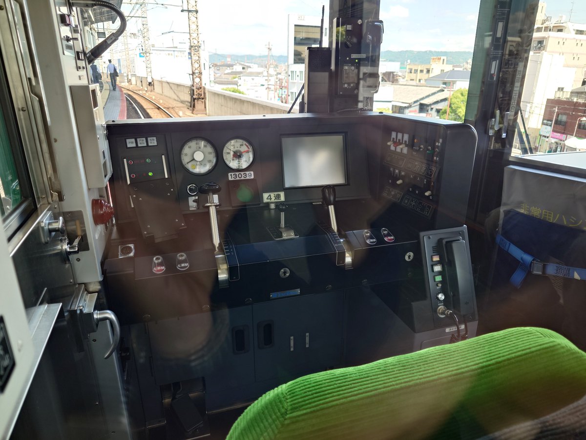 KH07user's tweet photo. タブレット用と思われるスタンドが運転台に。いよいよ京阪もスタフ電子化でしょうか https://t.co/VGk3eBdGf8