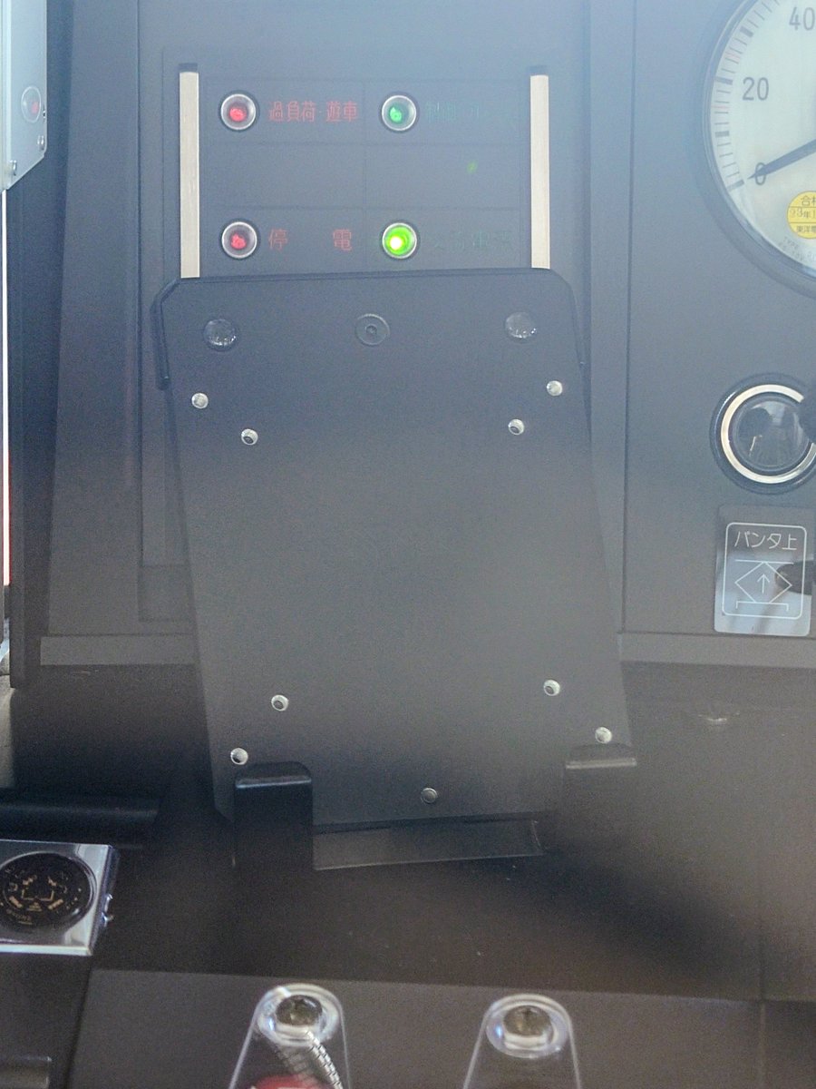 KH07user's tweet photo. タブレット用と思われるスタンドが運転台に。いよいよ京阪もスタフ電子化でしょうか https://t.co/VGk3eBdGf8