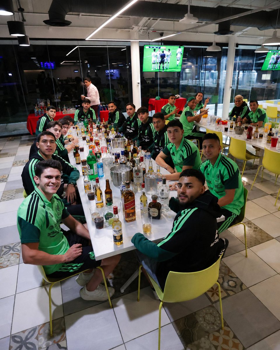 RomanHerrera31's tweet photo. @miseleccionmx Esta debería de ser su verdadera concentración 🤣🤣🤣😎 https://t.co/M8iMK19vP7