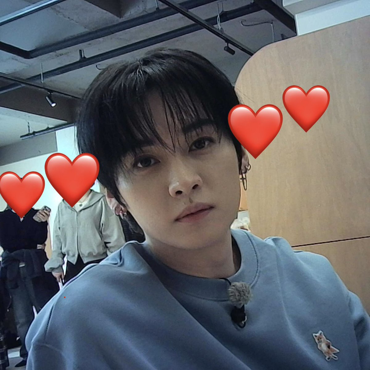 chan sent pictures of leeknow on 💭 "so good looking even without doing anything... ㅡㅡ what the facecard..."