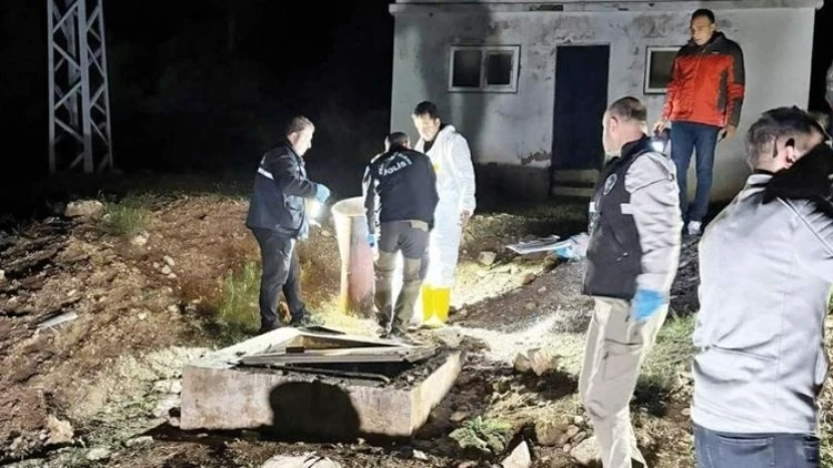 Hurriyet's tweet photo. ⚠️ Kayıp olarak aranan 30 yaşındaki Kübra Yapıcı’nın öldürüldüğü ortaya çıktı.

🚨 Borç meselesi nedeniyle gerçekleştiği iddia edilen olayda, şüphelilerin genç kadını silahla öldürdükten sonra cesedi gömdükleri, ardından yakarak baraj bölgesine attıkları belirlendi.

👮‍♂️ Ata Berk Sezen ve İlyas Umut Dalğar tutuklandı.

https://t.co/jLhB4StrXU